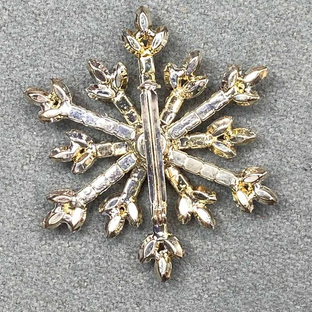Rhinestone Snowflake Brooch Festive‎ Holiday 2” Gift Box